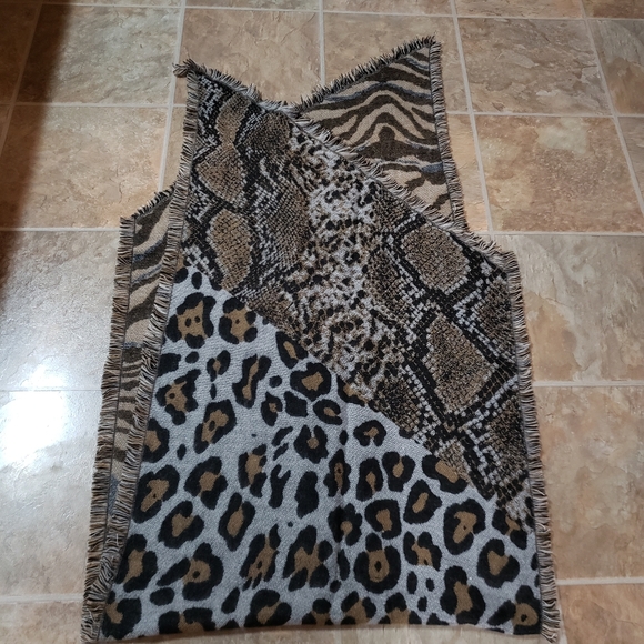 NWOT Scarf multi-print - Picture 3 of 6